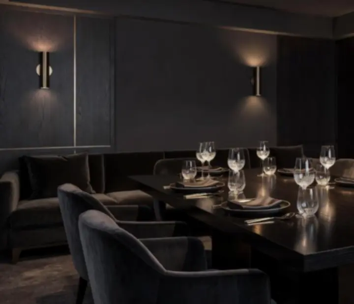 Prywatna sala restauracyjna przygotowana na eleganckie przyjęcie