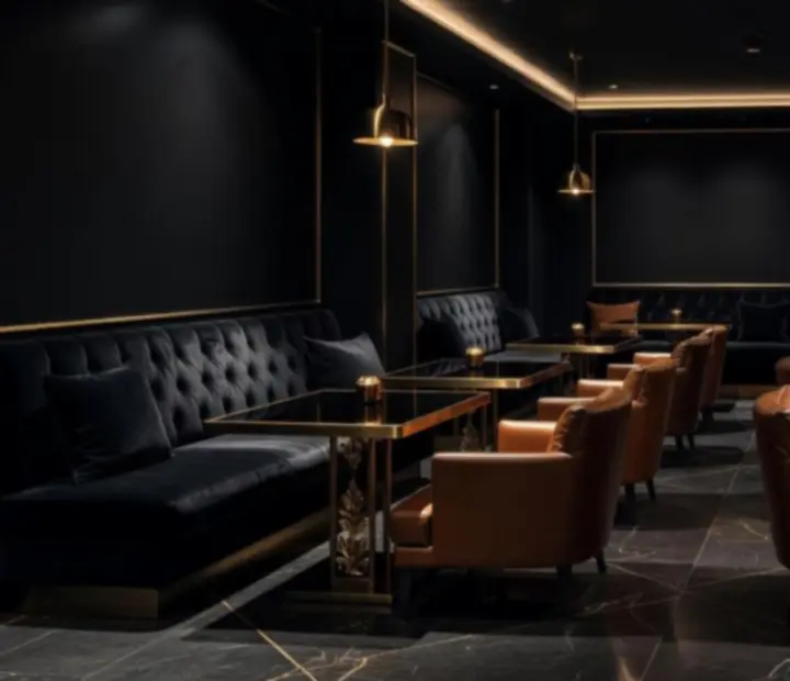 Ciemne wnętrze restauracji z złotymi akcentami